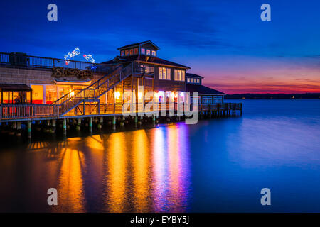 Solomon's Restaurant Pier se reflétant dans les Patuxent River au coucher du soleil, Solomons Island, Maryland. Banque D'Images