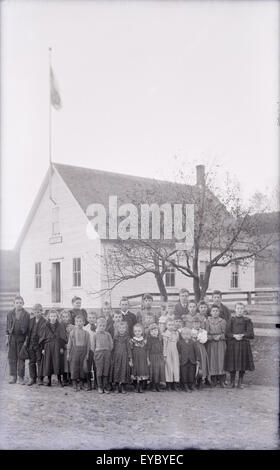 C Antique1900 photographie d'une petite école et les élèves avec l'enseignant. Il y a une date de 1888 sur le bâtiment de l'école est la plaque. L'emplacement est USA ; des renseignements plus précis n'est pas disponible. Banque D'Images