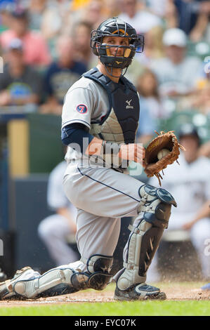 Milwaukee, WI, USA. 22 juillet, 2015. Les Indians de Cleveland catcher Yan Gomes # 10 pendant la partie de baseball de ligue majeure entre les Milwaukee Brewers et les Indians de Cleveland au Miller Park de Milwaukee, WI. John Fisher/CSM/Alamy Live News Banque D'Images