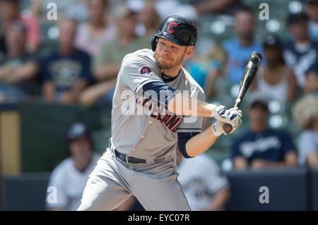 Milwaukee, WI, USA. 22 juillet, 2015. Le principal Ligue base-ball match entre les Milwaukee Brewers et les Indians de Cleveland au Miller Park de Milwaukee, WI. John Fisher/CSM/Alamy Live News Banque D'Images