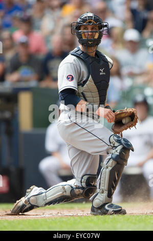 Milwaukee, WI, USA. 22 juillet, 2015. Les Indians de Cleveland catcher Yan Gomes # 10 pendant la partie de baseball de ligue majeure entre les Milwaukee Brewers et les Indians de Cleveland au Miller Park de Milwaukee, WI. John Fisher/CSM/Alamy Live News Banque D'Images