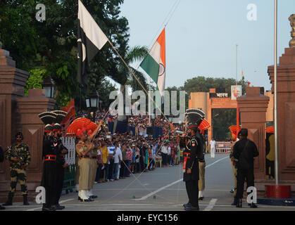 Rangers pakistanais (porter des uniformes noirs) et Indian Border Security Force (BSF) au cours d'un défilé quotidien au Pakistan et l'arrivée au poste frontière Wagah. L'Inde et le Pakistan a solennellement à la baisse leurs drapeaux nationaux lors d'une tombée de la cérémonie militaire sur leurs principaux postes frontaliers terrestres. La cérémonie de la descente du drapeau est très populaire des deux côtés, avec des foules chaque jour rapportant des gradins mis en place de chaque côté de la porte ornée de grandes, face à des portraits de leurs pères fondateurs, le Mahatma Gandhi sur la partie indienne et Mohammed Ali Jinnah du côté pakistanais. (Photo par Rana Sajid Hussain/Pa Banque D'Images