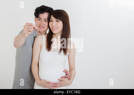 Faire place au jeune homme et femme enceinte, smiling Banque D'Images