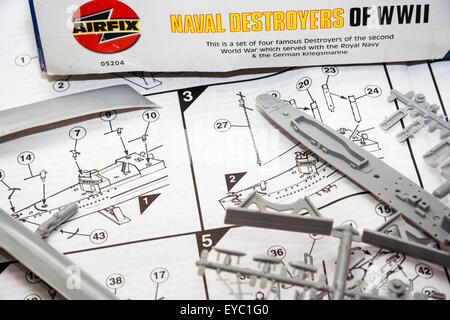 Airfix maquette du navire de guerre en plastique kit. Avec couvercle boîte de destroyers de la Marine "de la 2ème guerre mondiale' sur, et en premier plan, sur les pièces du kit de stimuler avec les instructions ci-dessous. Banque D'Images