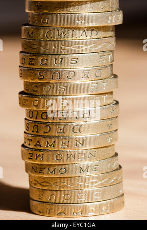 Pile de vieux style britannique £1 coins vu de profil. Banque D'Images