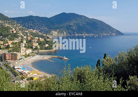 Vue de la baie , Recco village et la montagne de Portofino, Ligurie Banque D'Images