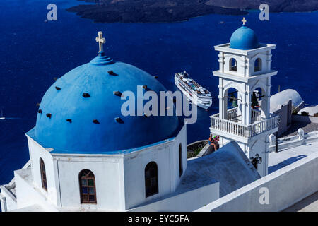 Église Anastasi à Imerovigli, dôme bleu de Santorini sur la falaise Cyclades Île grecque Grèce navire de croisière amarré dans la mer de caldera Banque D'Images