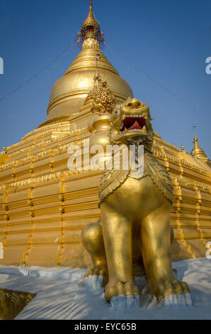 Shwezigon Paya, une pagode à Bagan, Myanmar (Birmanie) Banque D'Images