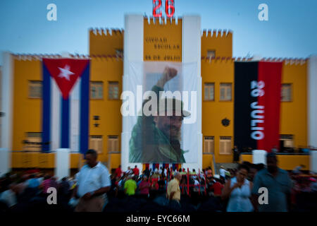 Santiago de Cuba, Cuba. 26 juillet, 2015. Une cérémonie est organisée pour commémorer le 62e anniversaire de l'agression contre la caserne Moncada et Carlos Manuel de Cespedes à Santiago de Cuba, Cuba, le 26 juillet 2015. Credit : Liu Bin/Xinhua/Alamy Live News Banque D'Images