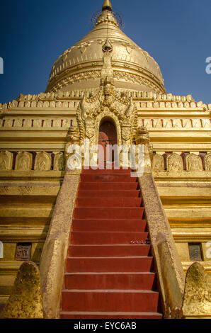 Shwezigon Paya, une pagode à Bagan, Myanmar (Birmanie) Banque D'Images