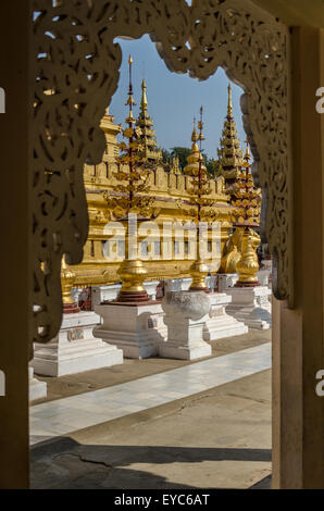 Shwezigon Paya, une pagode à Bagan, Myanmar (Birmanie) Banque D'Images