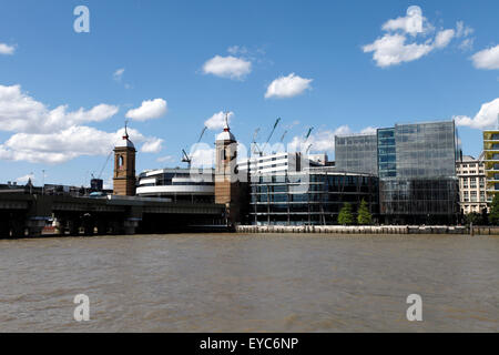 Cannon Street railway bridge sur la Tamise, et la ville de Londres à Londres, Angleterre Banque D'Images