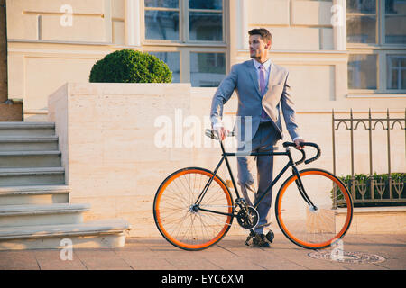 Portrait of a handsome businessman standing outdoors with location et à l'écart Banque D'Images