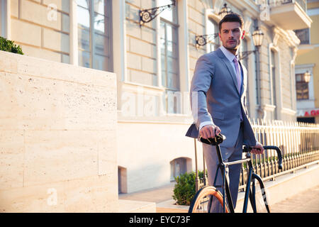 Portrait d'un confident businessman standing avec location dans la vieille ville et à la route Banque D'Images