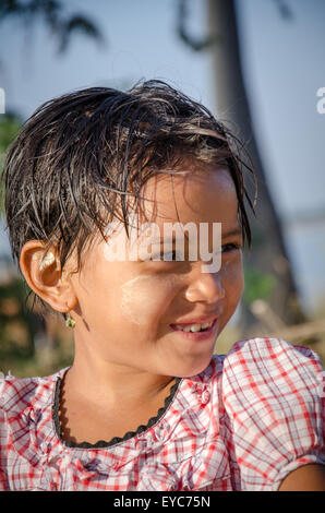 Jeune fille birmane, Shwepyithar Village, Myanmar Banque D'Images