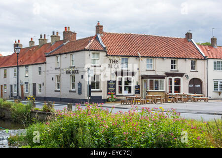 La balle dans un pub traditionnel de l'hôtel Terrasse ouest Grande Ayton North Yorkshire UK Banque D'Images