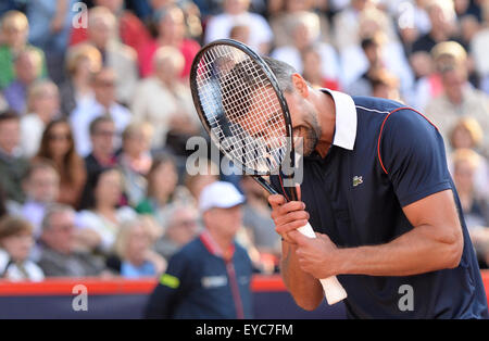 Hambourg, Allemagne. 26 juillet, 2015. Pro tennis Goran Ivanisevic de Croatie réagit pendant le match contre l'ancien tennis pro Michael Stich (pas en photo) de l'Allemagne à l'Legenden-Match Tennis (lit. Match de la légendes du tennis) 2006, à Hambourg, Allemagne, 26 juillet 2015. Photo : Daniel Bockwoldt/dpa/Alamy Live News Banque D'Images