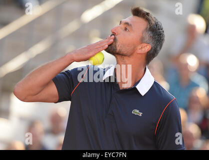 Hambourg, Allemagne. 26 juillet, 2015. Pro tennis Goran Ivanisevic de Croatie célèbre pendant le match contre l'ancien tennis pro Michael Stich (pas en photo) de l'Allemagne à l'Legenden-Match Tennis (lit. Match de la légendes du tennis) 2006, à Hambourg, Allemagne, 26 juillet 2015. Photo : Daniel Bockwoldt/dpa/Alamy Live News Banque D'Images