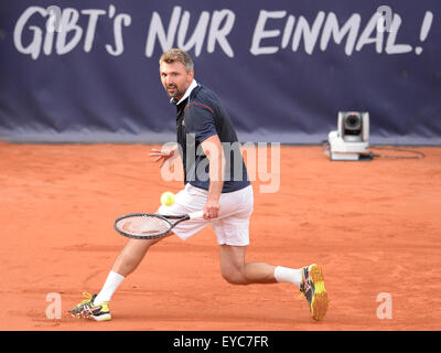 Hambourg, Allemagne. 26 juillet, 2015. Pro tennis Goran Ivanisevic de Croatie en action pendant le match contre l'ancien tennis pro Michael Stich (pas en photo) de l'Allemagne à l'Legenden-Match Tennis (lit. Match de la légendes du tennis) 2006, à Hambourg, Allemagne, 26 juillet 2015. Photo : Daniel Bockwoldt/dpa/Alamy Live News Banque D'Images