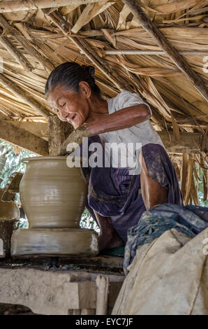 Dame birmane Shaping Clay Pot, Village Yandabo, Myanmar Banque D'Images