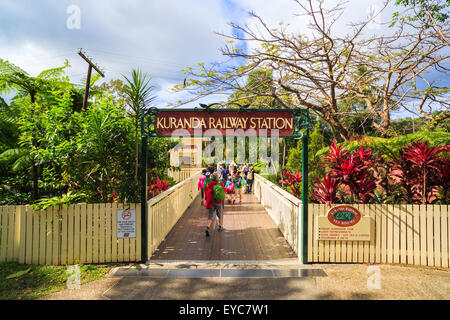 Les touristes à l'extérieur de la gare de Kuranda Banque D'Images