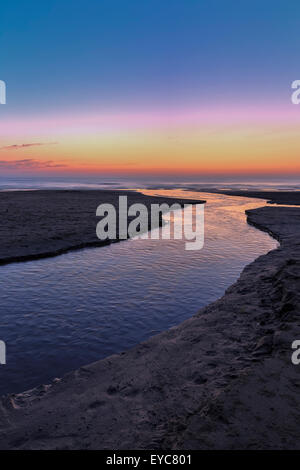 Lever du soleil sur la côte de la mer Caspienne Banque D'Images
