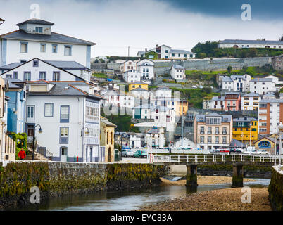 Vue sur le village. Village de Luarca. Les Asturies, Espagne, Europe. Banque D'Images