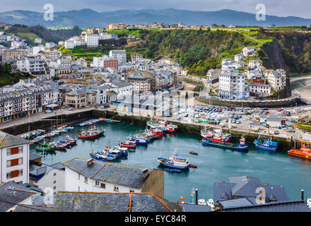 Vue sur le village. Village de Luarca. Les Asturies, Espagne, Europe. Banque D'Images