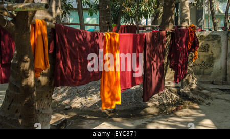 Robes de moines séchant au soleil, Monastère Mahagandayon, Amarapura, Myanmar, en Asie Banque D'Images