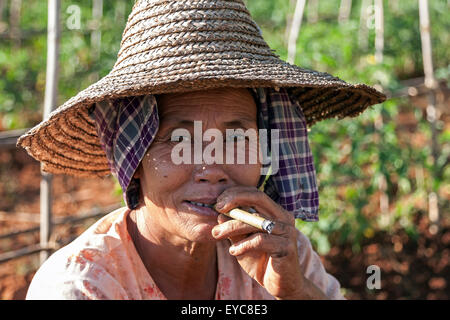 NLocal femme avec chapeau typique de fumer un cigare, portrait, Indein, lac Inle, l'État de Shan, Myanmar Banque D'Images