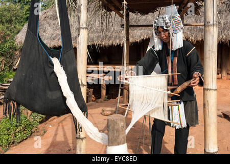 Femme en vêtements typiques et avec des coiffures, tissage, Hokyin Village Akha, près de Kyaing Tong Banque D'Images