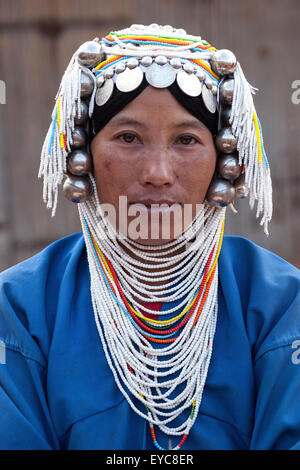 Femme de la région de la tribu Akha typique avec des coiffures, portrait, Hokyin Village Akha, près de Kyaing Tong, l'État Shan Banque D'Images