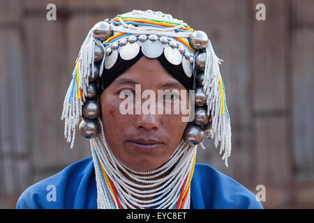 Femme de la région de la tribu Akha typique avec des coiffures, portrait, Hokyin Village Akha, près de Kyaing Tong, l'État Shan Banque D'Images