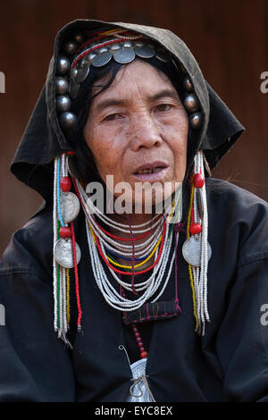 Vieille Femme de la tribu de l'Akha typique avec des coiffures, portrait, Hokyin Village Akha, près de Kyaing Tong, l'État Shan Banque D'Images