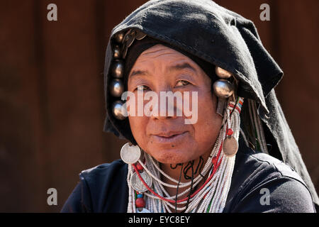 Femme de la région de la tribu Akha avec coiffe typique, portrait, Hokyin Village Akha, près de Kyaing Tong, l'État Shan Banque D'Images