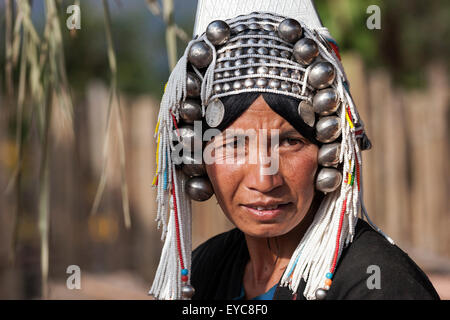 Vieille Femme de la tribu de l'Akha avec coiffe typique, portrait, Hokyin Village Akha, près de Kyaing Tong, l'État Shan Banque D'Images