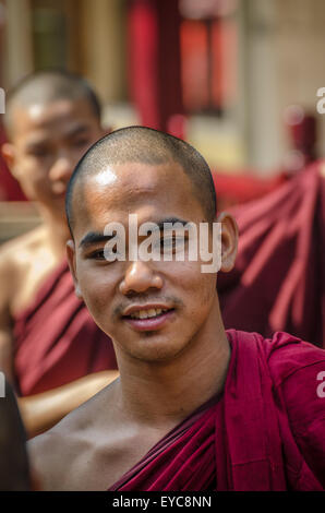 En attente pour le déjeuner, des moines du monastère Mahagandayon, Amarapura, Myanmar, en Asie Banque D'Images