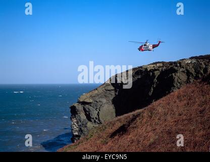 Howth Head, Co Dublin, Irlande ; hélicoptère de sauvetage air-mer survolant Howth Head Banque D'Images