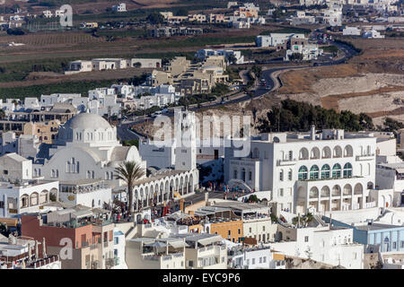 Fira Santorini Thira Cathédrale orthodoxe métropolitaine dans la vieille ville, Cyclades, île grecque, Grèce maisons blanches Europe Banque D'Images