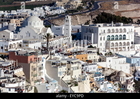 Vue aérienne de la cathédrale orthodoxe métropolitaine et des bâtiments blanchis à la chaux à Fira, Santorin, Grèce. Concept de densité urbaine et de tourisme Banque D'Images
