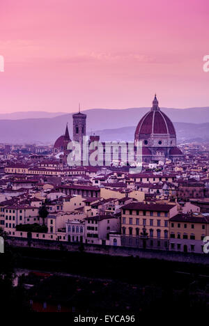Cathédrale de Florence vue depuis la rive sud de la rivière Arno au crépuscule, avec un ciel rose. Florence, Italie. Banque D'Images
