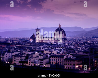 Façade sud de la cathédrale de Florence au coucher du soleil. Florence, Italie. Banque D'Images