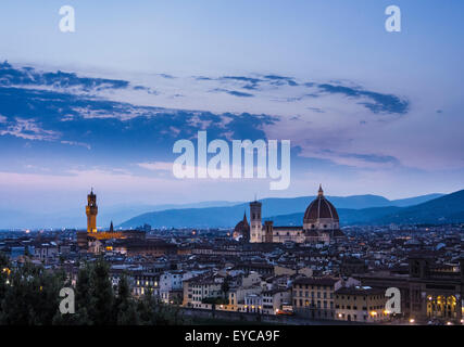 Façade sud de la cathédrale de Florence au crépuscule. Florence, Italie. Banque D'Images