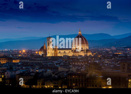 Façade sud de la cathédrale de Florence la nuit. Florence, Italie. Banque D'Images