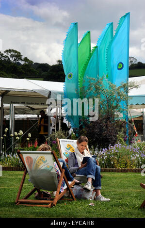 Les amateurs de chaises longues au Hay Festival de littérature de Hay-on-Wye, UK Banque D'Images