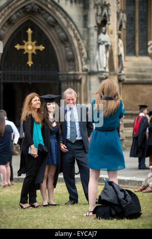 Une photo de famille à l'Université de l'ouest de l'Angleterre (UWE) le jour de la remise des diplômes à la cathédrale de Bristol UK Banque D'Images