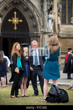 Une photo de famille à l'Université de l'ouest de l'Angleterre (UWE) le jour de la remise des diplômes à la cathédrale de Bristol UK Banque D'Images