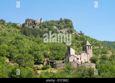 L'église catholique de Notre-Dame-des-Treilles et le village de Saint Véran, dans la vallée de la Dourbie, près de Millau, France, Europe Banque D'Images