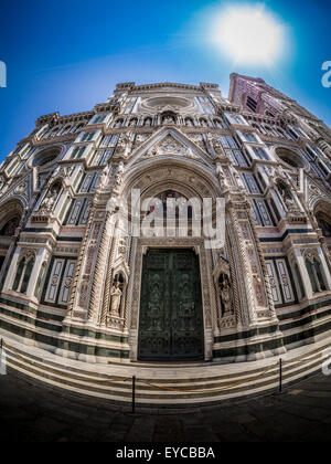 Photo de l'extérieur de l'entrée ouest de la cathédrale de Florence - la Cattedrale di Santa Maria del Fiore. Florence. Italie. Banque D'Images