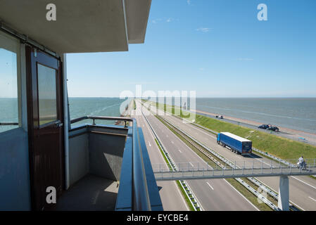 Den Oever, Pays-Bas, vue du monument sur l'Afsluitdijk Banque D'Images